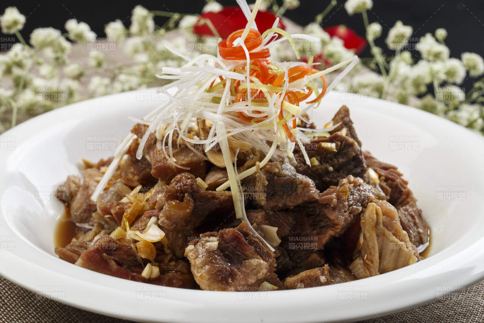 白色瓷盘装的红焖羊排图片