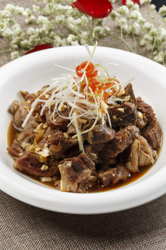 白色瓷盘装的红焖羊排图片