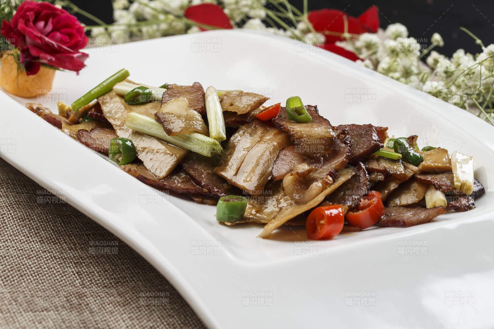 白色瓷盘装的米椒笋片小炒野猪肉图片