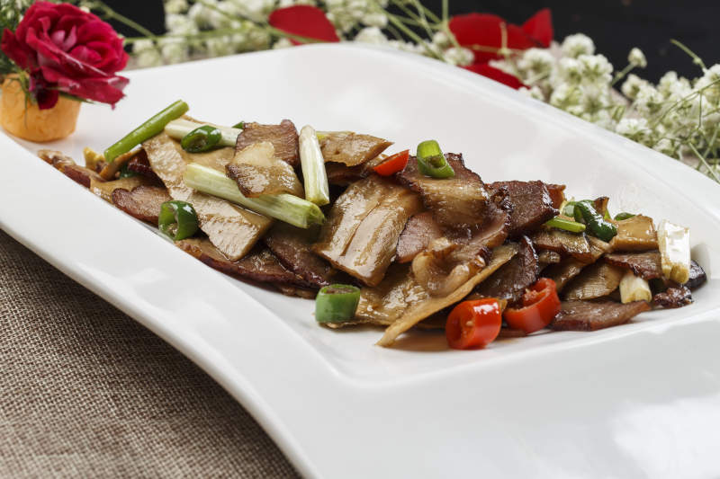 白色瓷盘装的米椒笋片小炒野猪肉图片