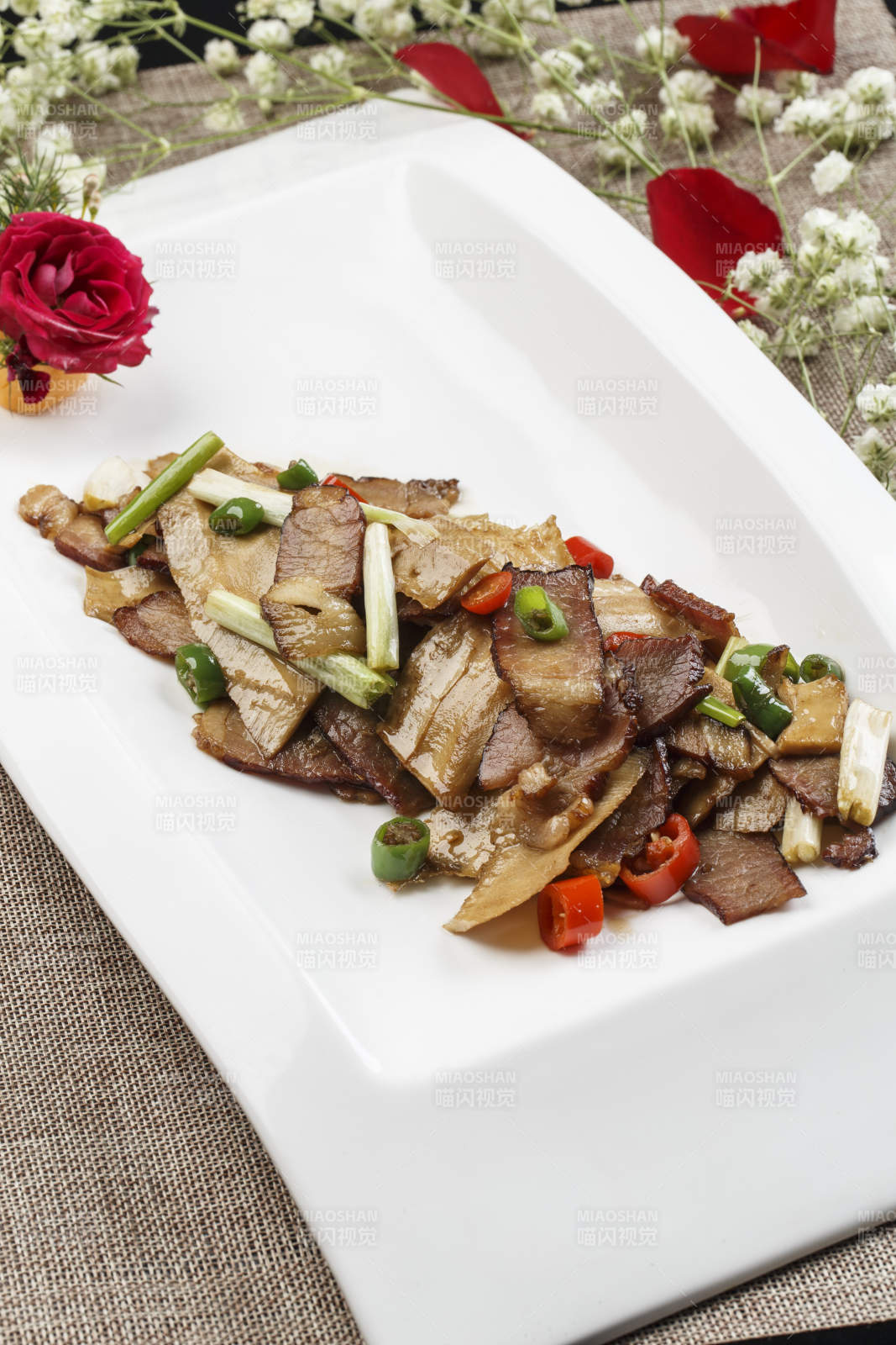 白色瓷盘装的米椒笋片小炒野猪肉图片