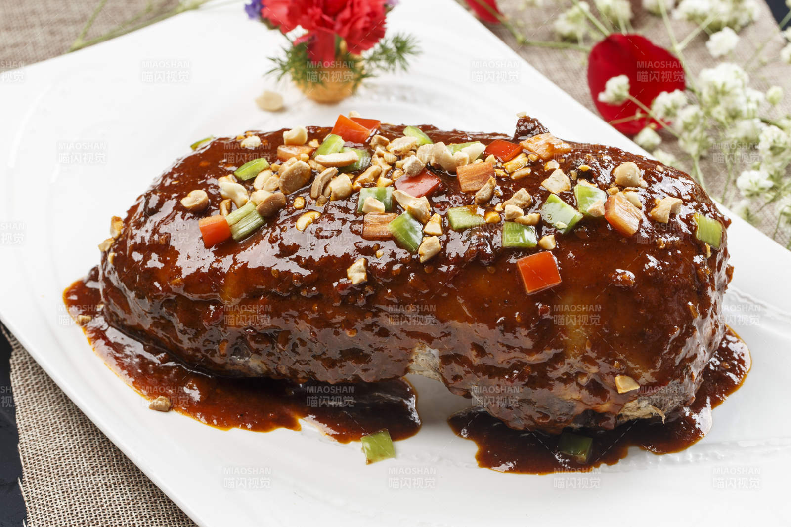 白色瓷盘装的浇汁酱香鸭胸图片