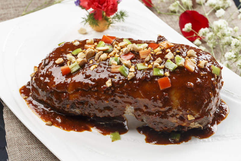 白色瓷盘装的浇汁酱香鸭胸图片