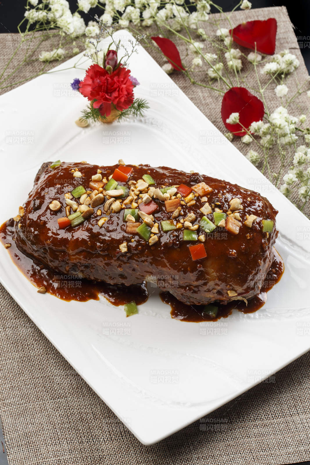 白色瓷盘装的浇汁酱香鸭胸图片