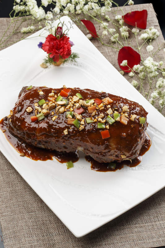 白色瓷盘装的浇汁酱香鸭胸图片