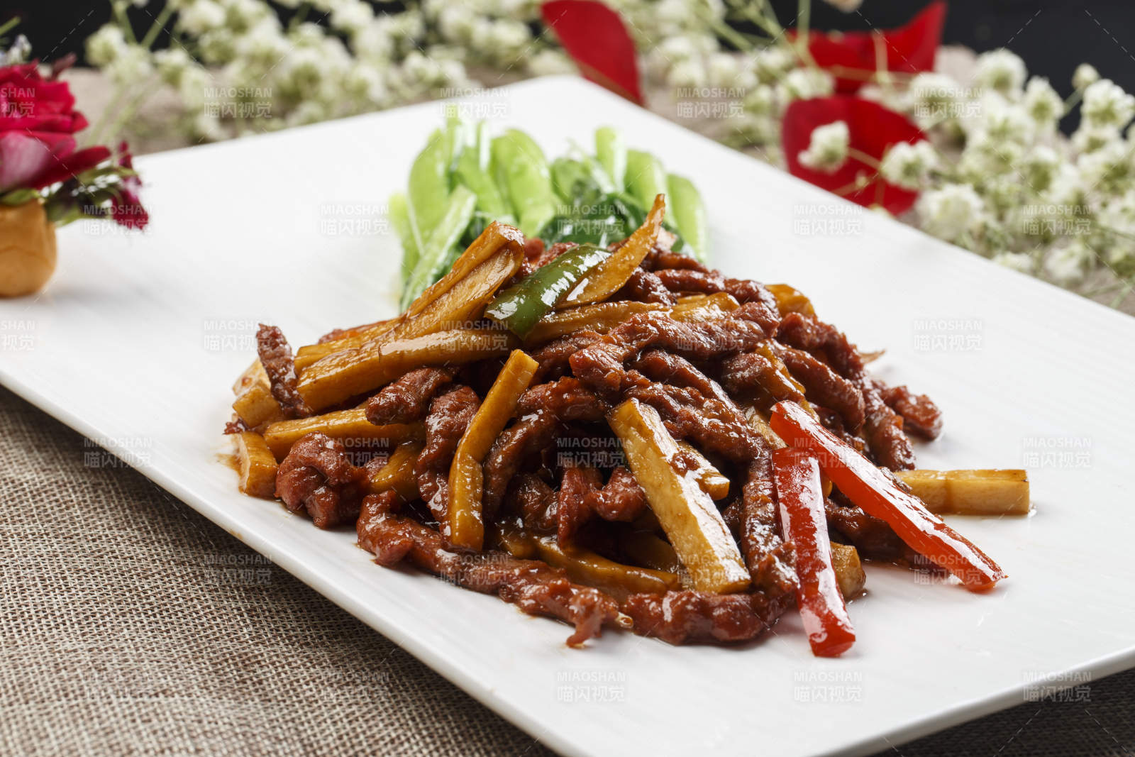 白色瓷盘装的杏鲍菇炒牛柳图片