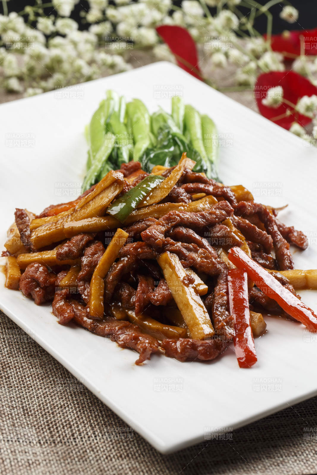 白色瓷盘装的杏鲍菇炒牛柳图片