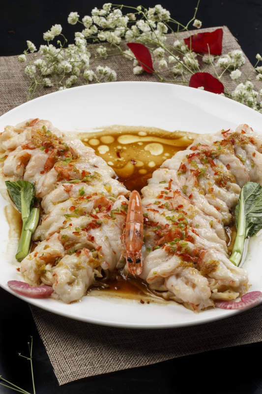 白色瓷盘装的浇汁蒜蓉蝴蝶虾图片