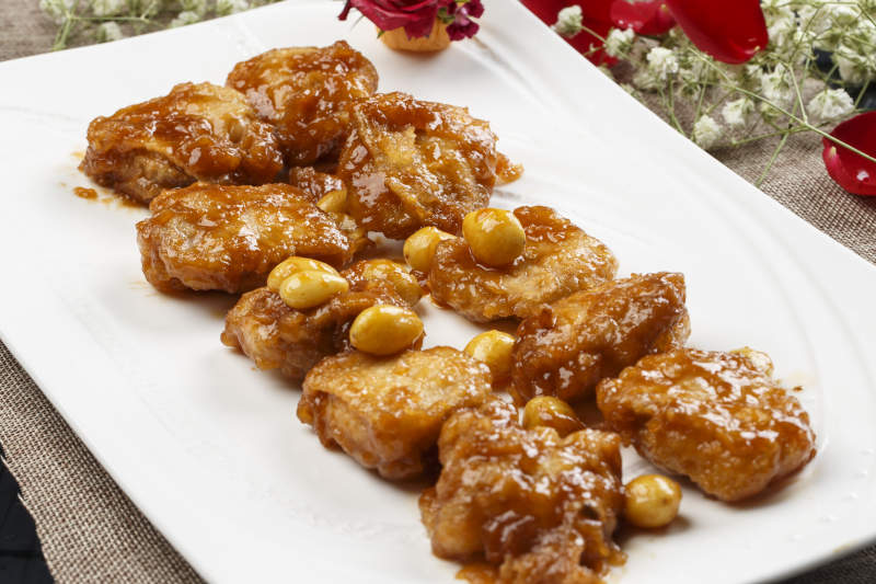 白色瓷盘装的银杏果红焖鸡腿肉图片