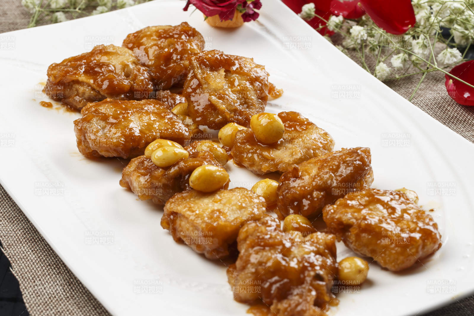 白色瓷盘装的银杏果红焖鸡腿肉图片
