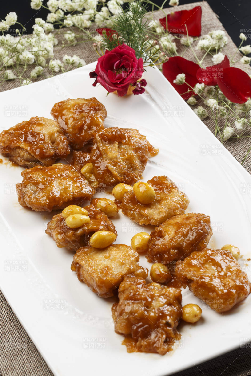 白色瓷盘装的银杏果红焖鸡腿肉图片