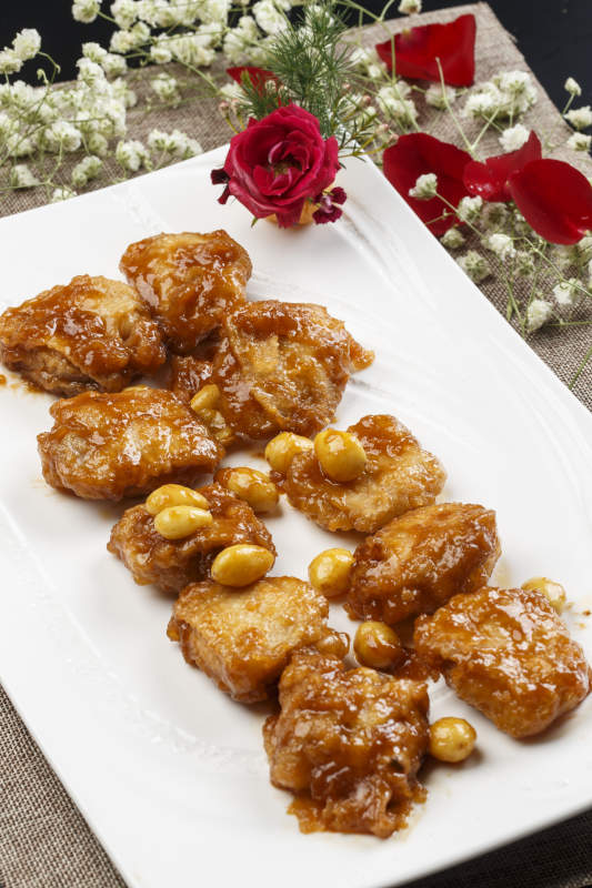 白色瓷盘装的银杏果红焖鸡腿肉图片