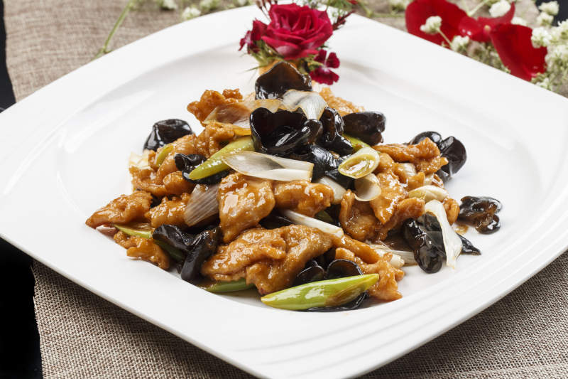 白色瓷盘装的葱香木耳熘里脊图片