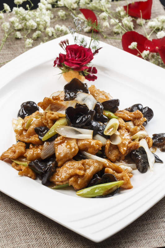 白色瓷盘装的葱香木耳熘里脊图片