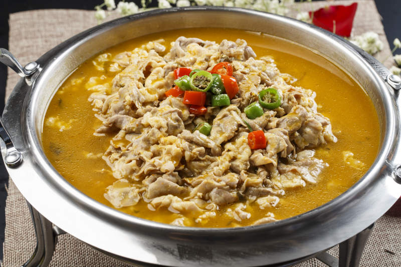 不锈钢餐具装的酸汤羊肉图片