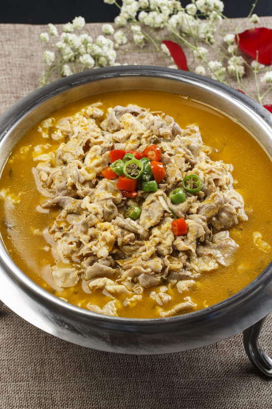 不锈钢餐具装的酸汤羊肉图片