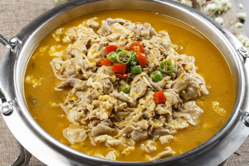 不锈钢餐具装的酸汤羊肉图片