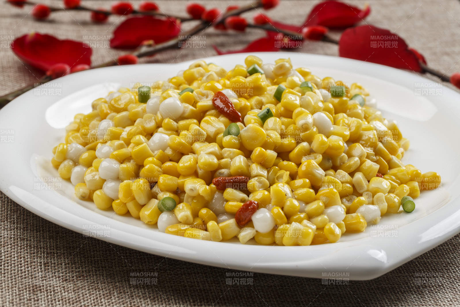 白色瓷盘装的松仁玉米图片