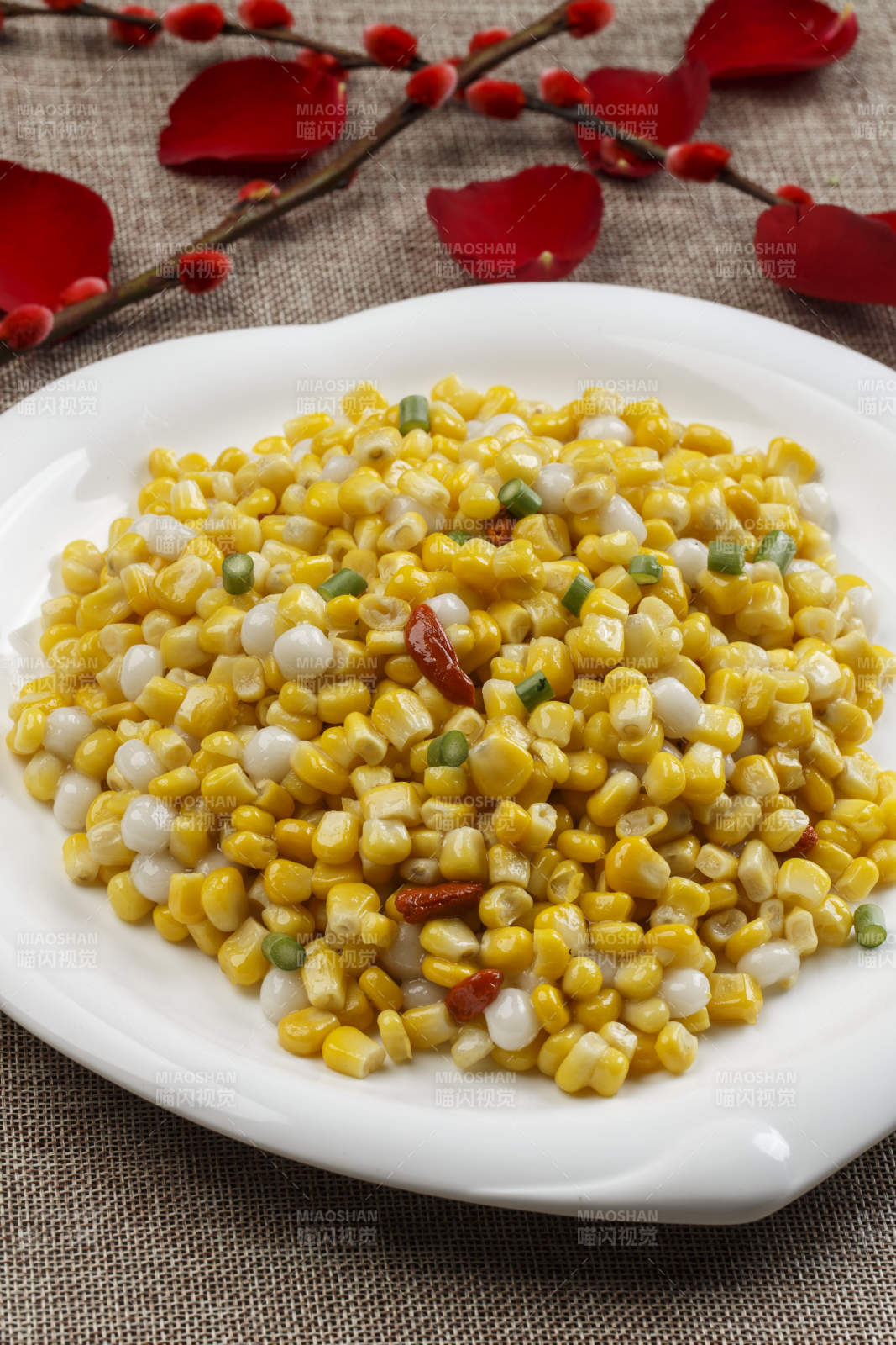 白色瓷盘装的松仁玉米图片