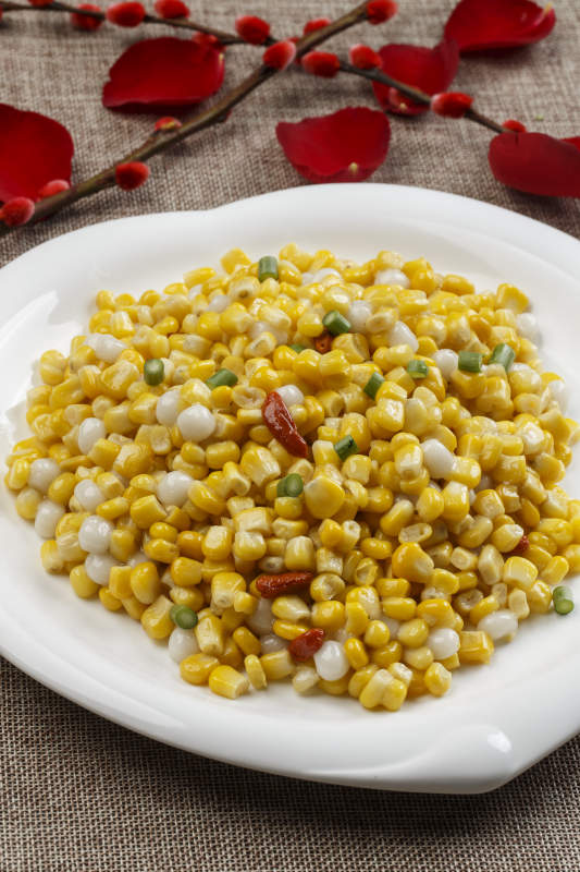 白色瓷盘装的松仁玉米图片