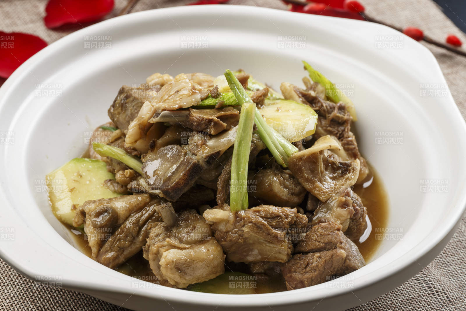 白色砂锅装的青萝卜炖羊排图片