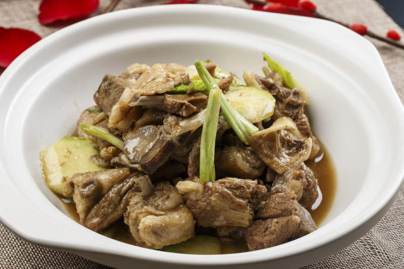 白色砂锅装的青萝卜炖羊排图片