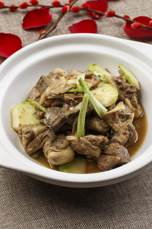 白色砂锅装的青萝卜炖羊排图片