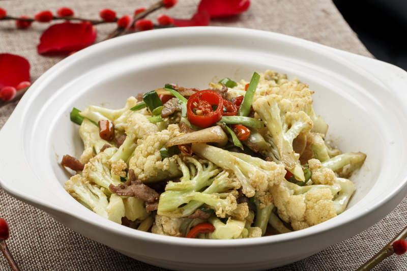 白色砂锅装的干锅有机菜花图片