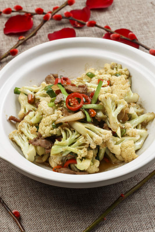 白色砂锅装的干锅有机菜花图片