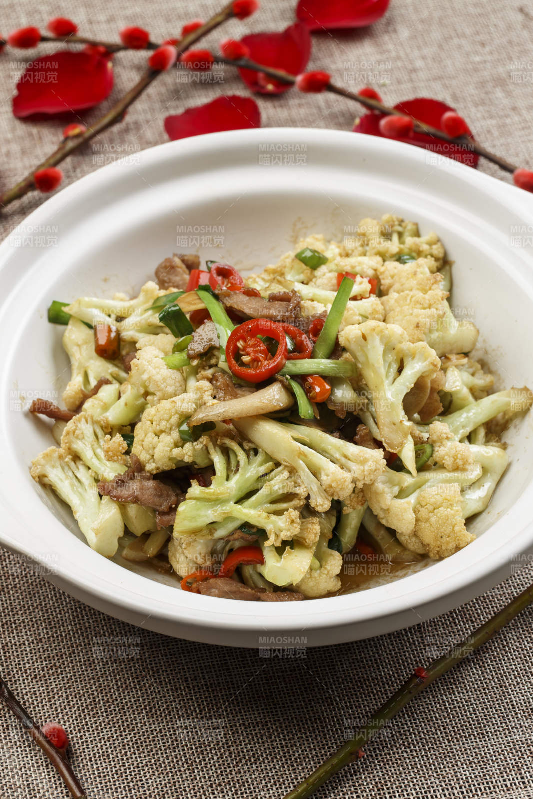 白色砂锅装的干锅有机菜花图片