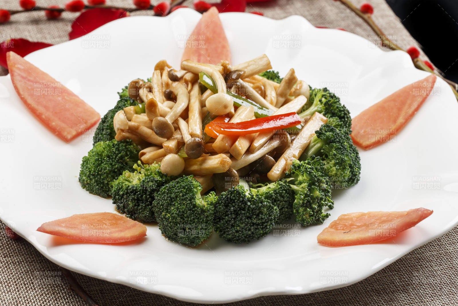 白色瓷盘装的杂菌炝炒西蓝花图片