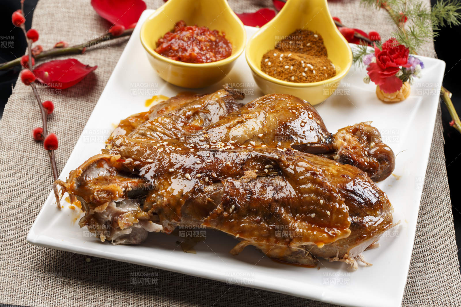 白色瓷盘装的特色蒙餐炭烤羊脊骨图片