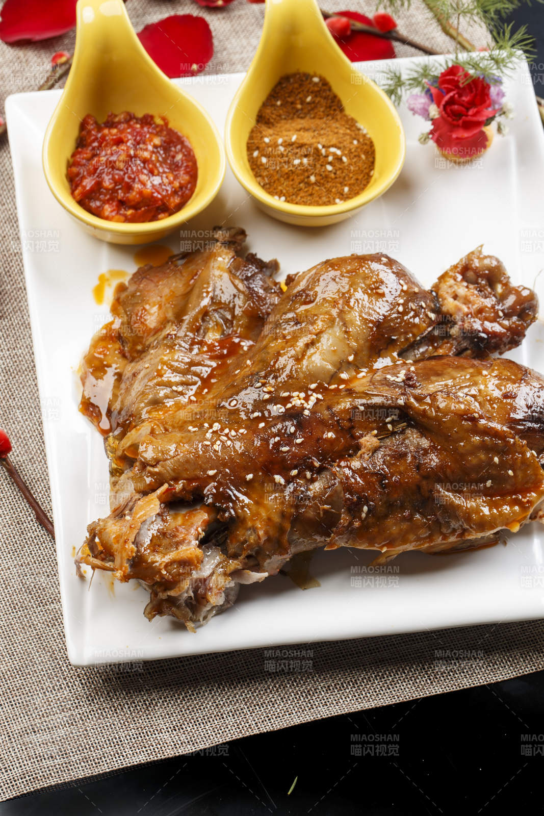 白色瓷盘装的特色蒙餐炭烤羊脊骨图片