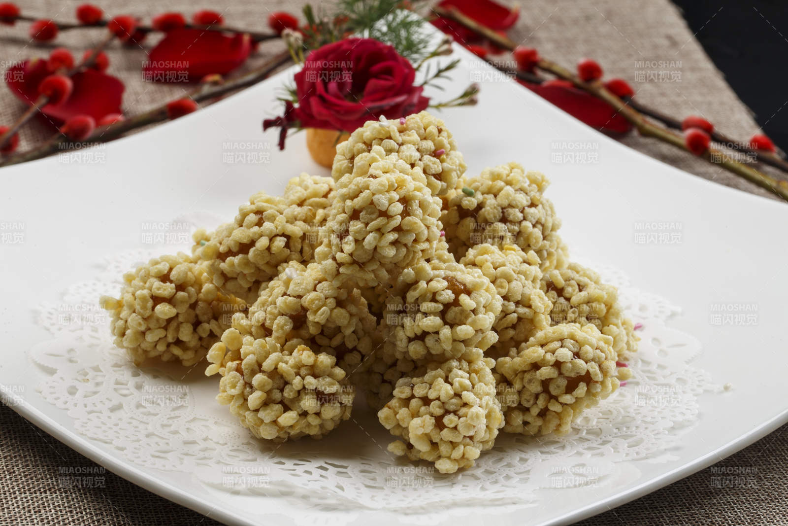 白色瓷盘装的麻仁红薯图片