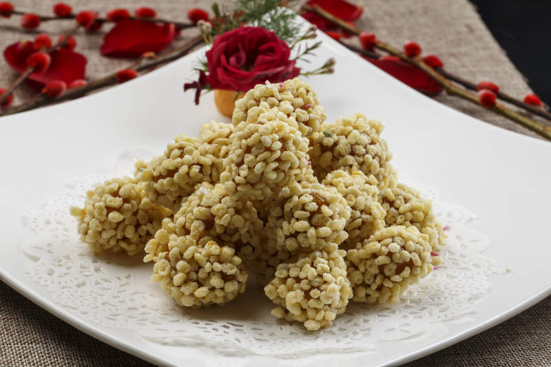 白色瓷盘装的麻仁红薯图片