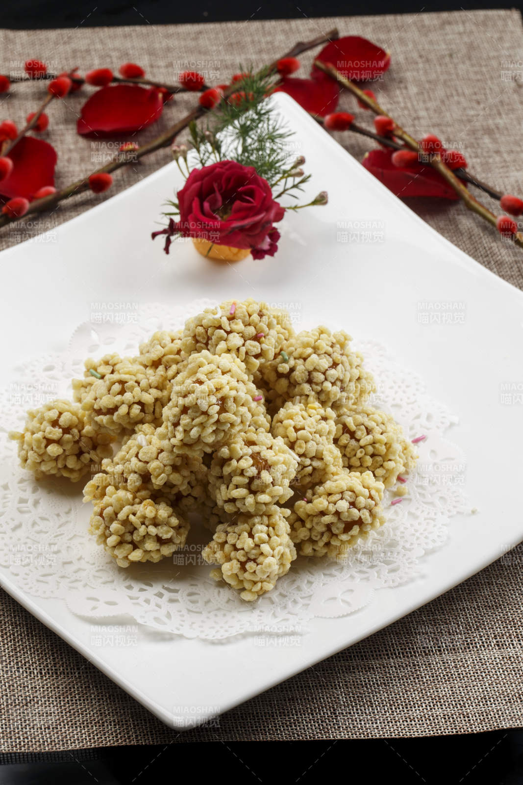 白色瓷盘装的麻仁红薯图片