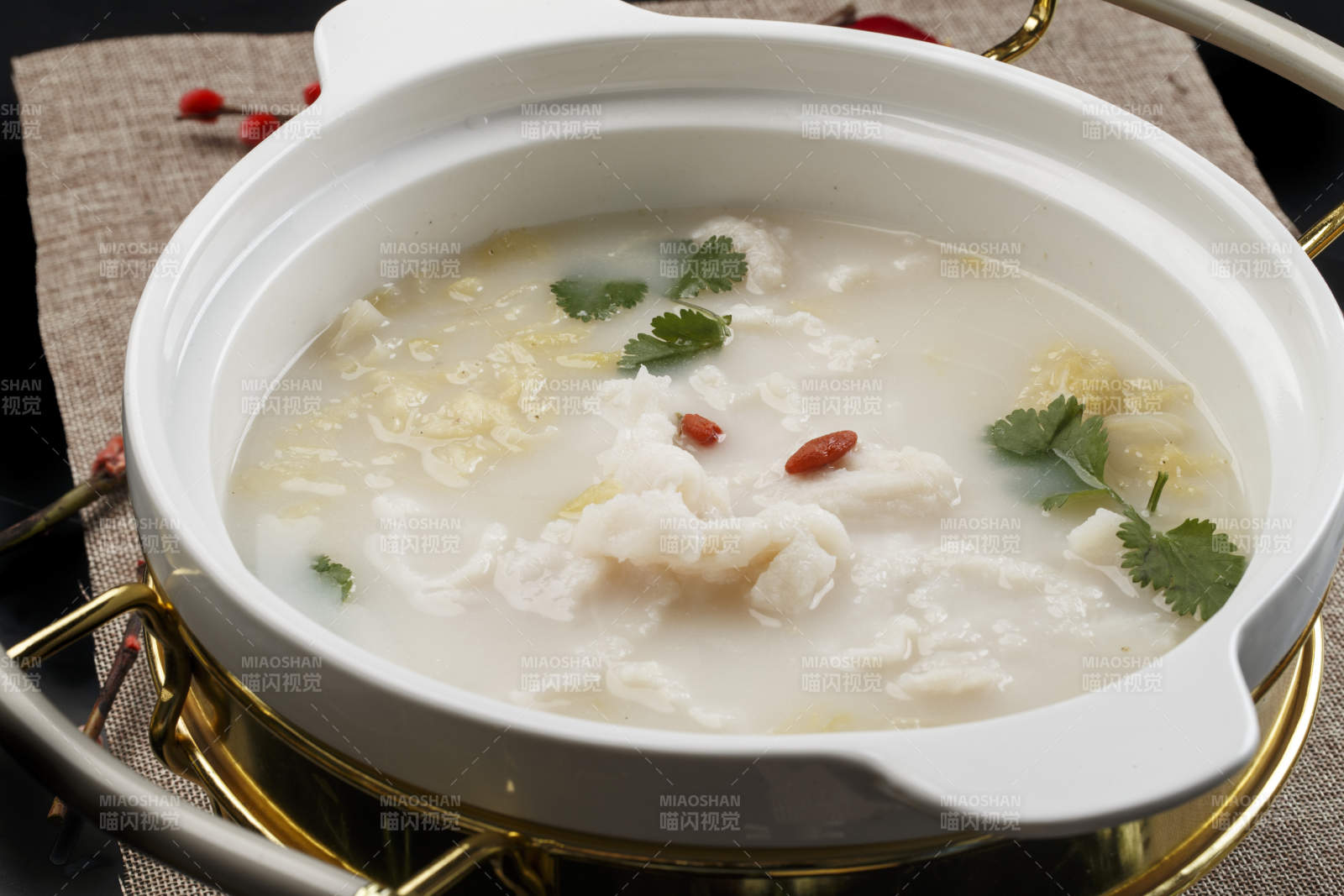 白色瓷盆装的浓汤酸菜鱼片图片