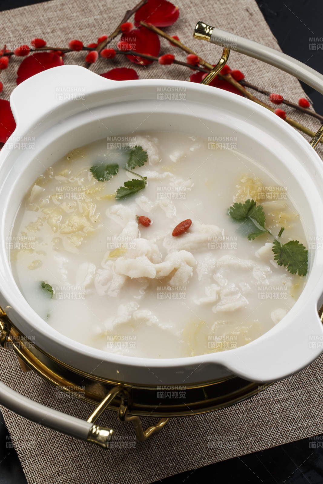 白色瓷盆装的浓汤酸菜鱼片图片