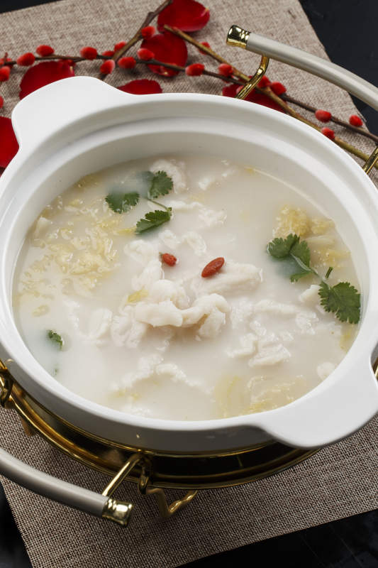 白色瓷盆装的浓汤酸菜鱼片图片