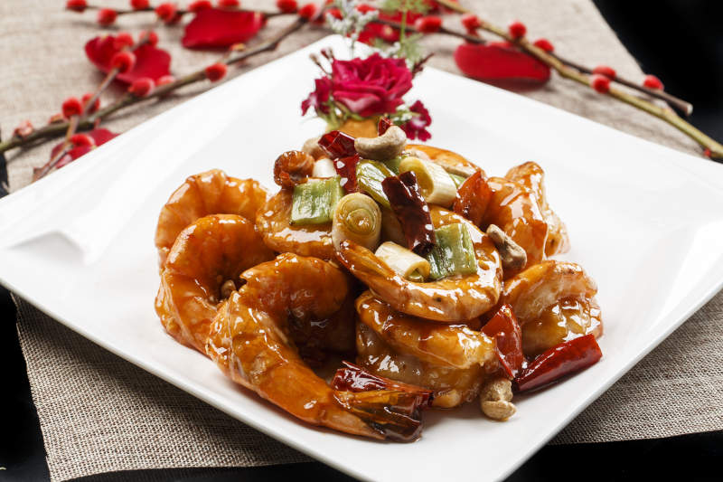 白色瓷盘装的宫保开背大明虾图片