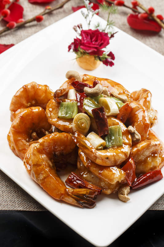 白色瓷盘装的宫保开背大明虾图片