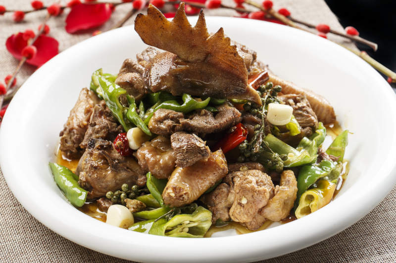 白色瓷盘装的鲜椒炒土鸡图片