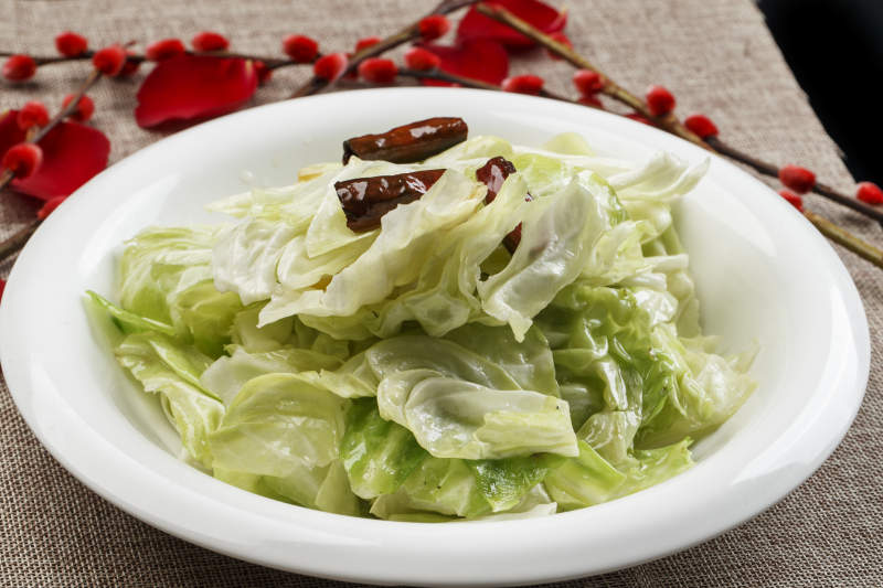 白色瓷盘装的水爆手撕包菜图片