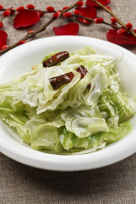白色瓷盘装的水爆手撕包菜图片