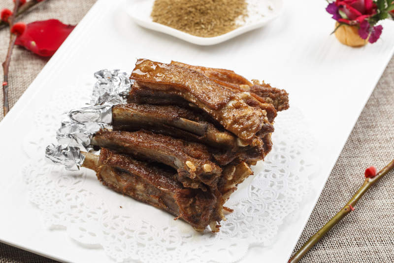 白色瓷盘装的香炸卤味小排图片