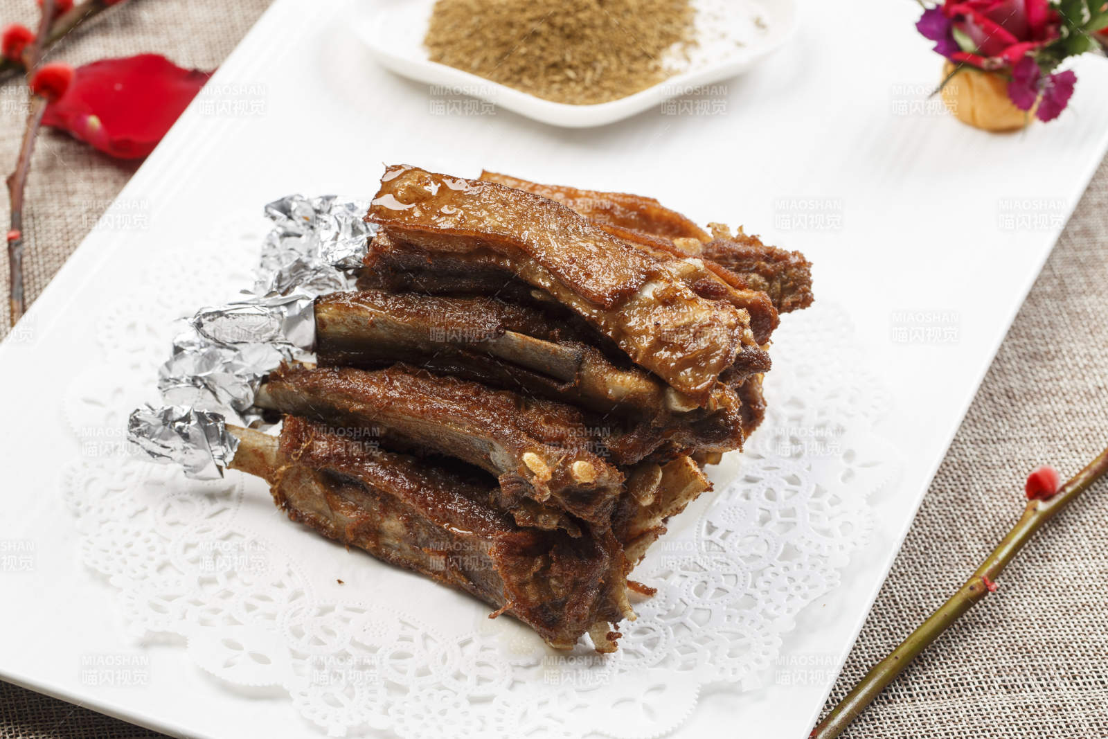 白色瓷盘装的香炸卤味小排图片