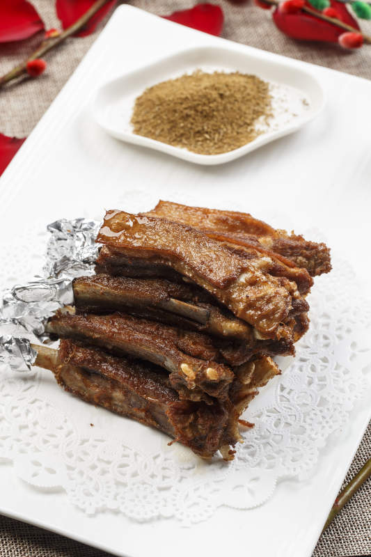 白色瓷盘装的香炸卤味小排图片