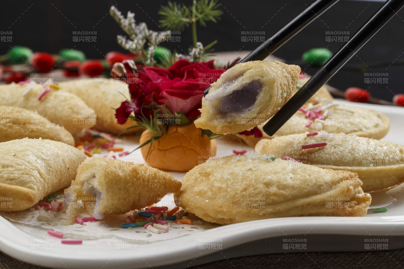 白色瓷盘装的元宝油炸豆沙酥图片