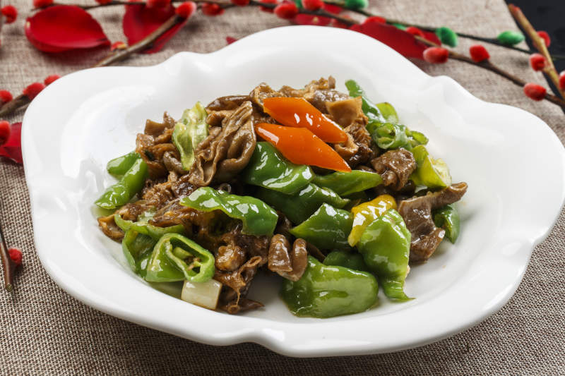 白色瓷盘装的尖椒爆炒鸡胗图片