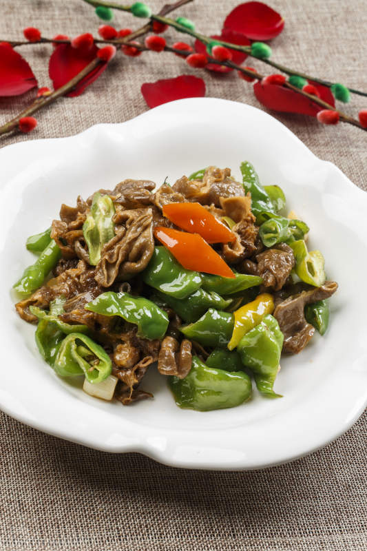 白色瓷盘装的尖椒爆炒鸡胗图片